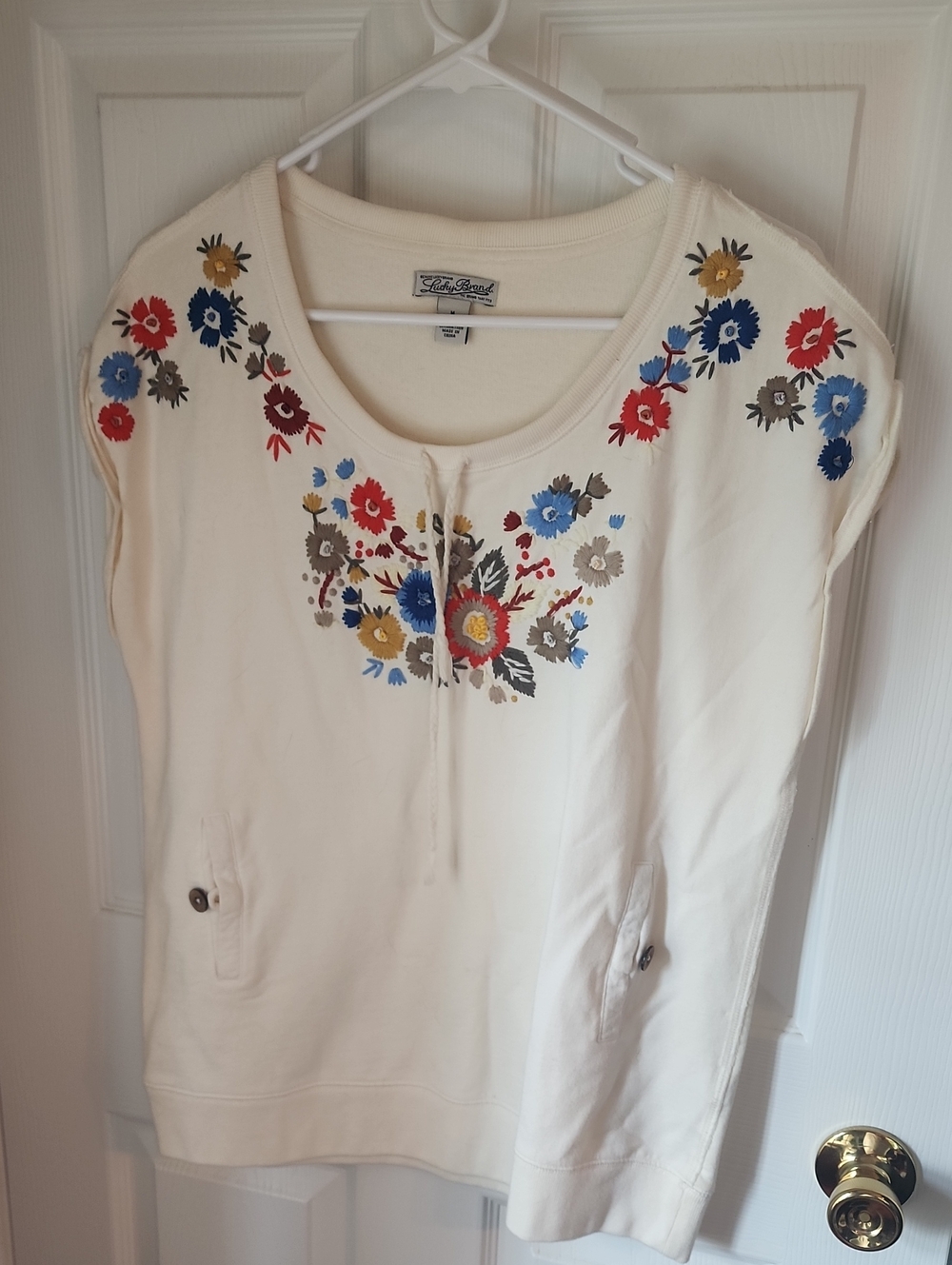 Lucky Brand Cream Sleeveless Embroidered Floral Sweatshirt